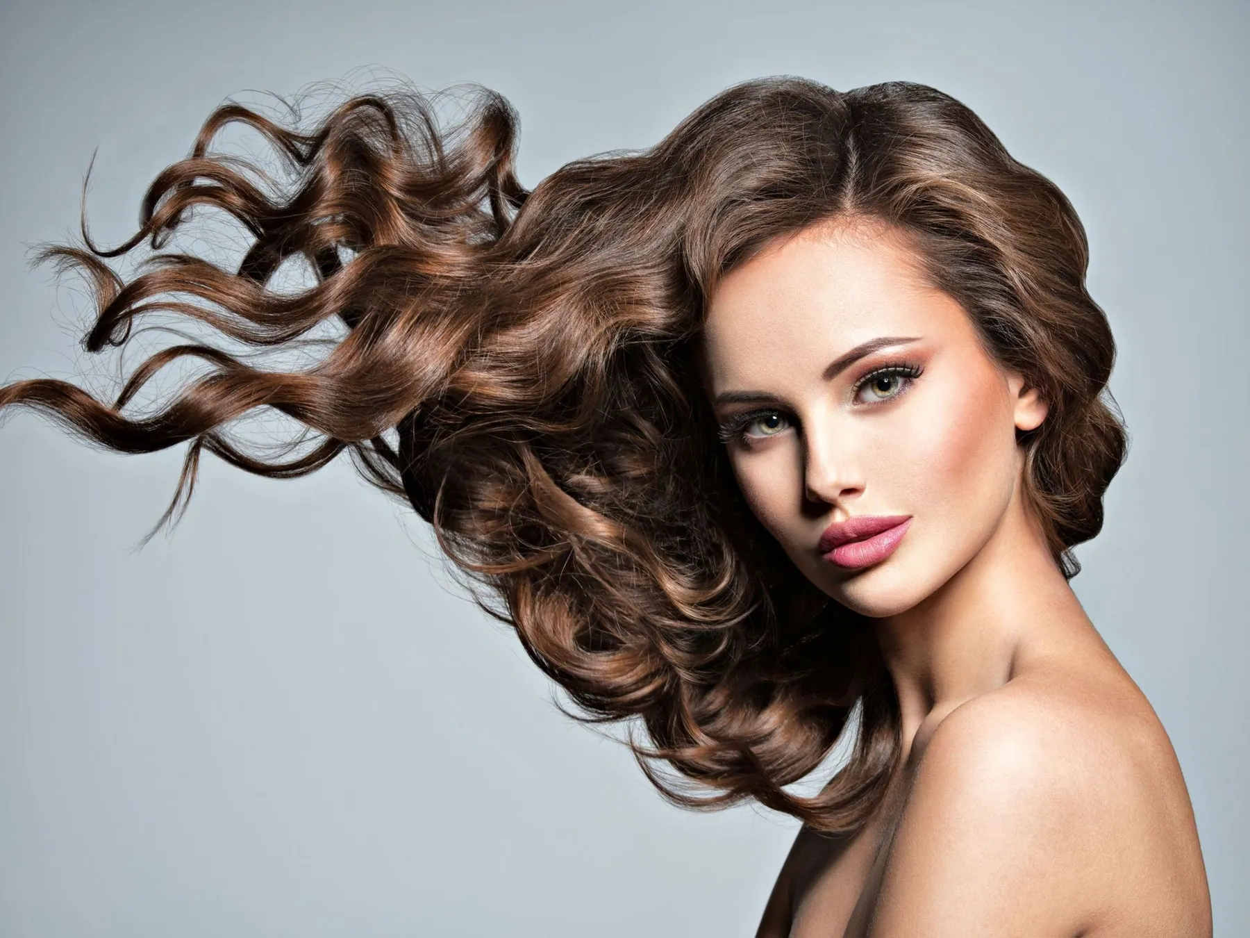 Frau mit voluminösen, glänzenden Locken